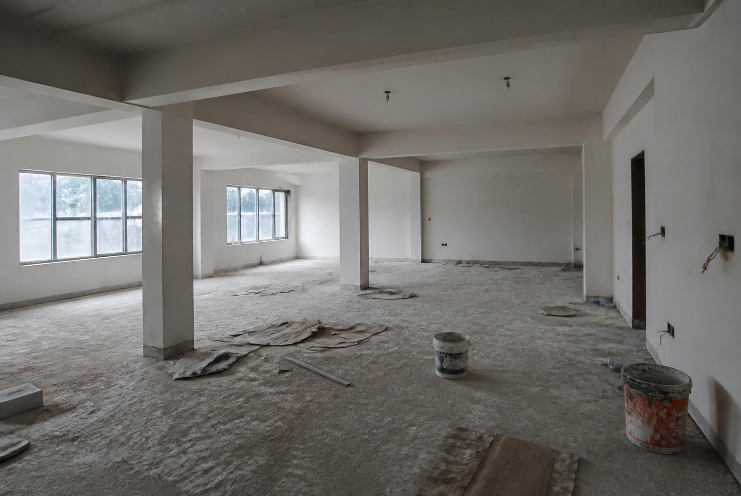 Ofis alanı — inşaat sonrası zemini ve yüzeyleri inşaat tozuyla kaplı hali